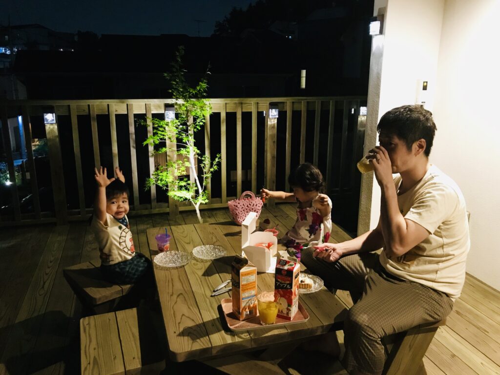 家族団らん　ウッドデッキ　ライトアップした植栽　横浜市都筑区