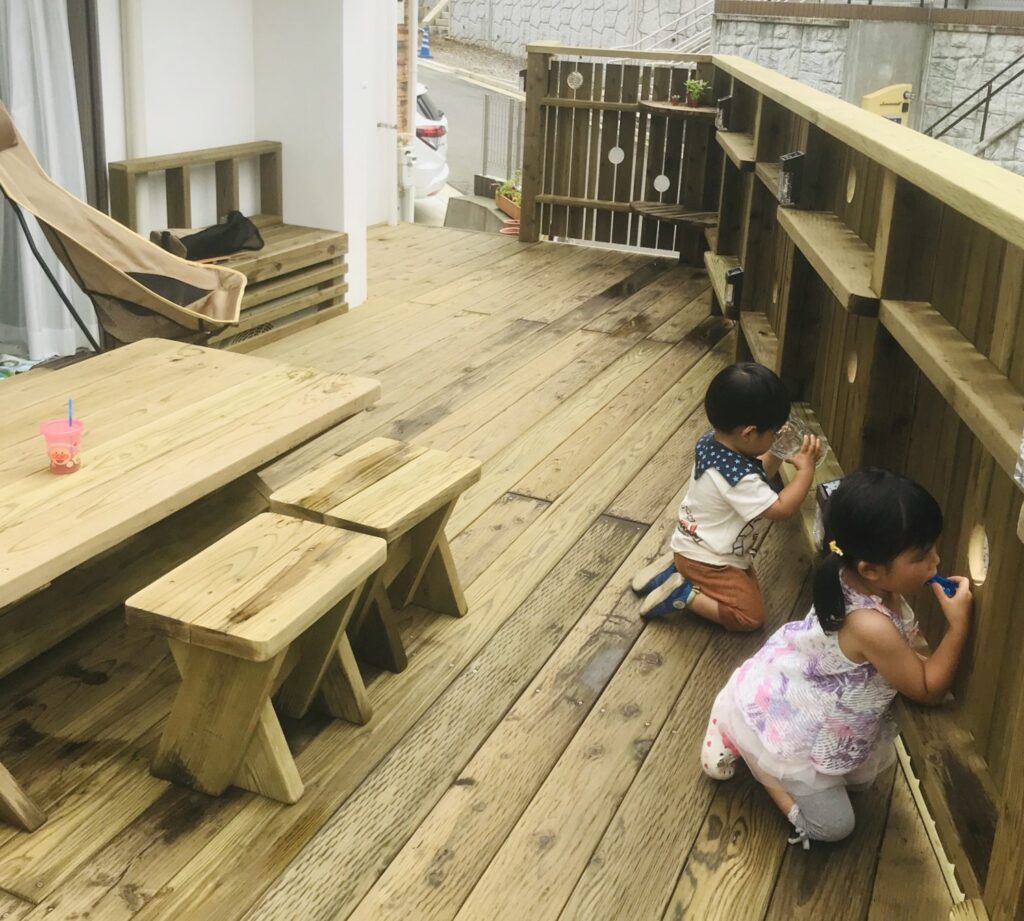 木製ベンチ　子供用　木製デッキチェア　擁壁デッキ内部　キッズスペース