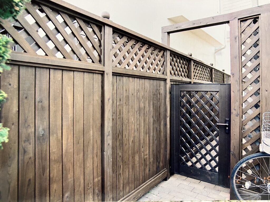 高耐久処理木材で作るウッドフェンス オリジナルデザイン 天然の木 調布市