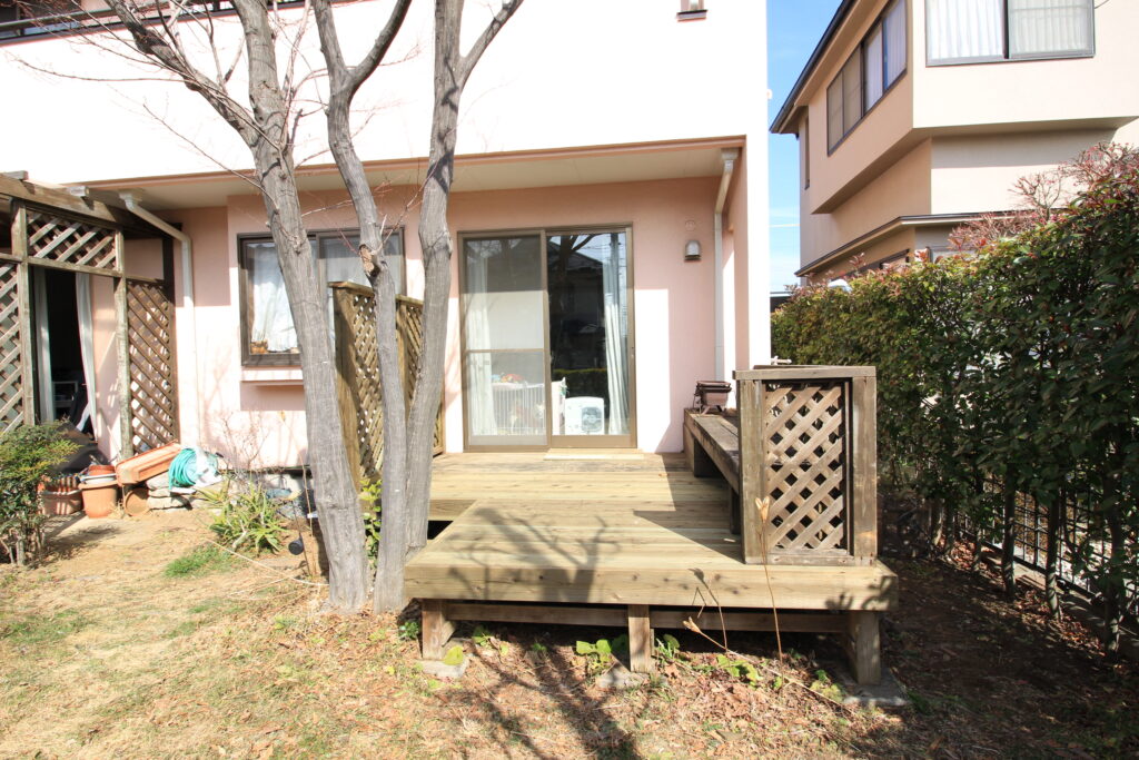 庭の一部に作った国産材のウッドデッキ　横浜市都筑区