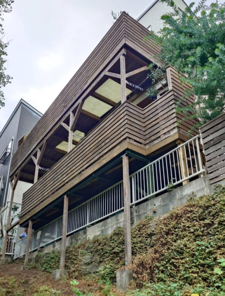 斜面地　傾斜地バルコニー　有効活用　港北区