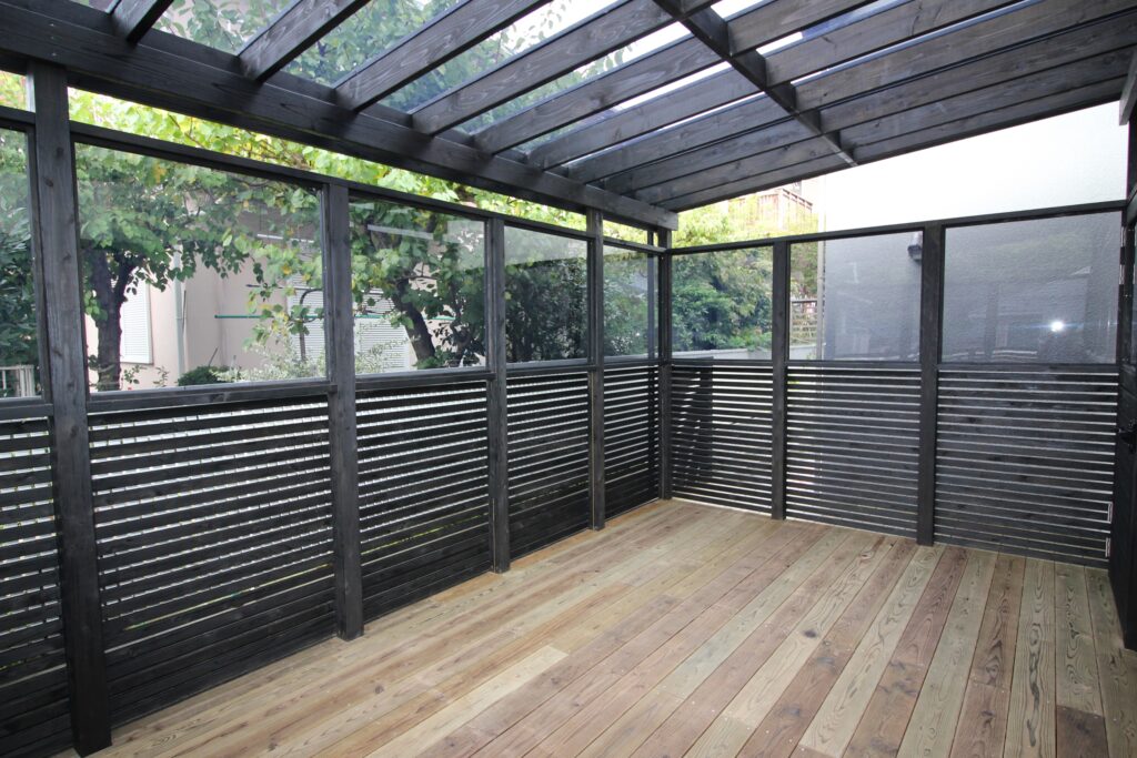 屋根とフェンスにポリカーボネイト平板を使った施工例　高耐久性木材　腐りにくい　横浜市青葉区の施工例