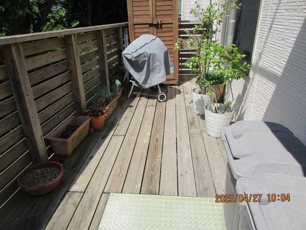 光を通すウッドデッキ　斜面地バルコニー　天然木　防腐防蟻済みの材木使用　港北区