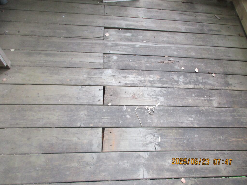 補修前の傷んだデッキ　港北区
