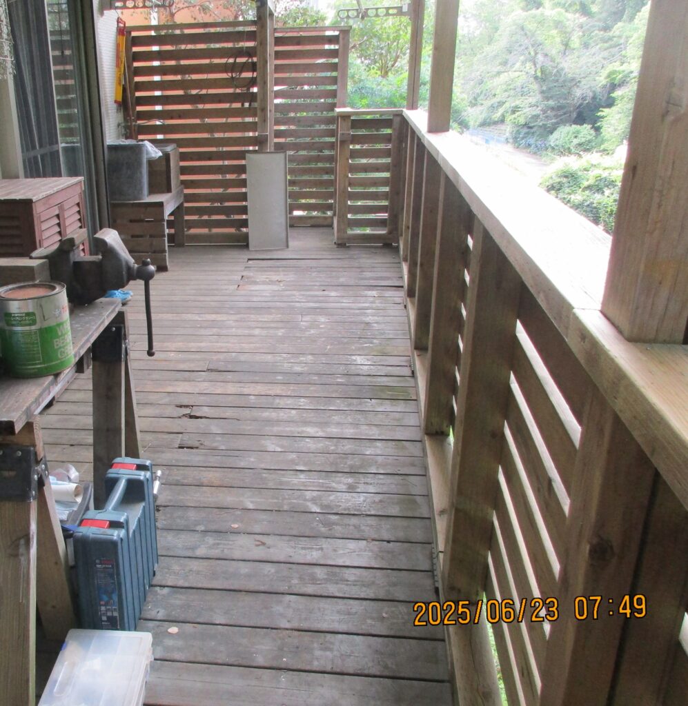 高さの違うフェイス DIY 傾斜地バルコニー 港北区