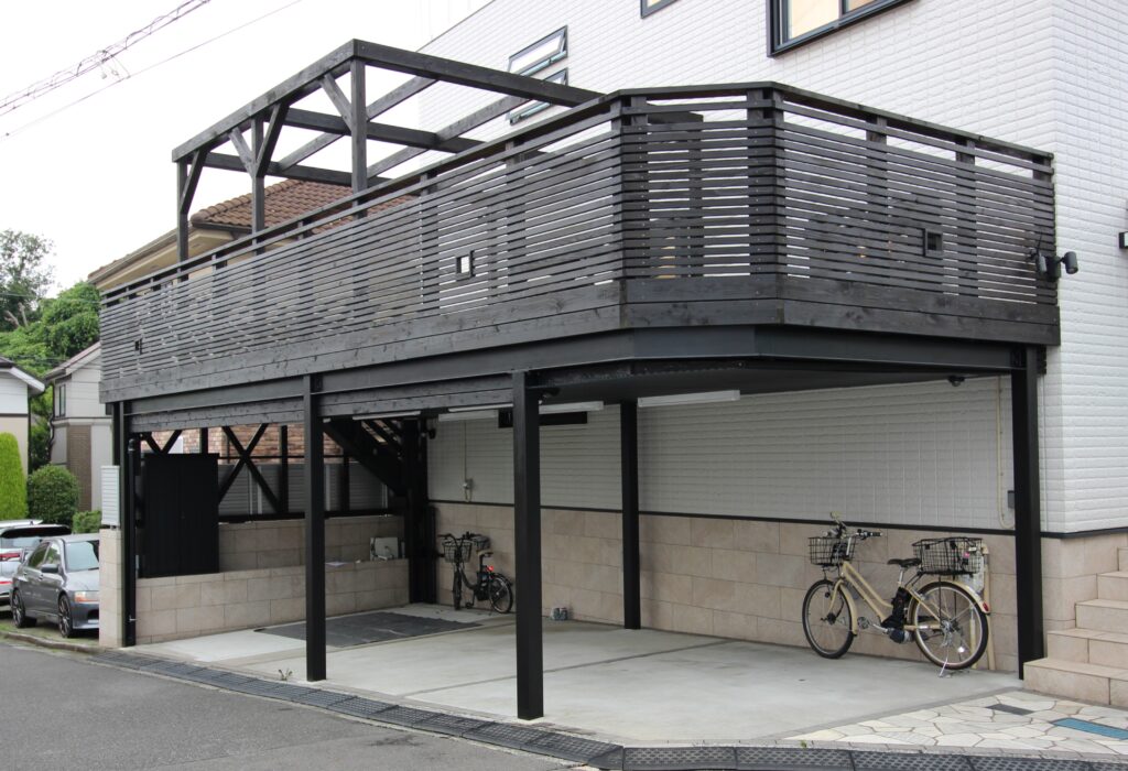 黒いガレージデッキ、パーゴラと小窓付き　横浜市青葉区
