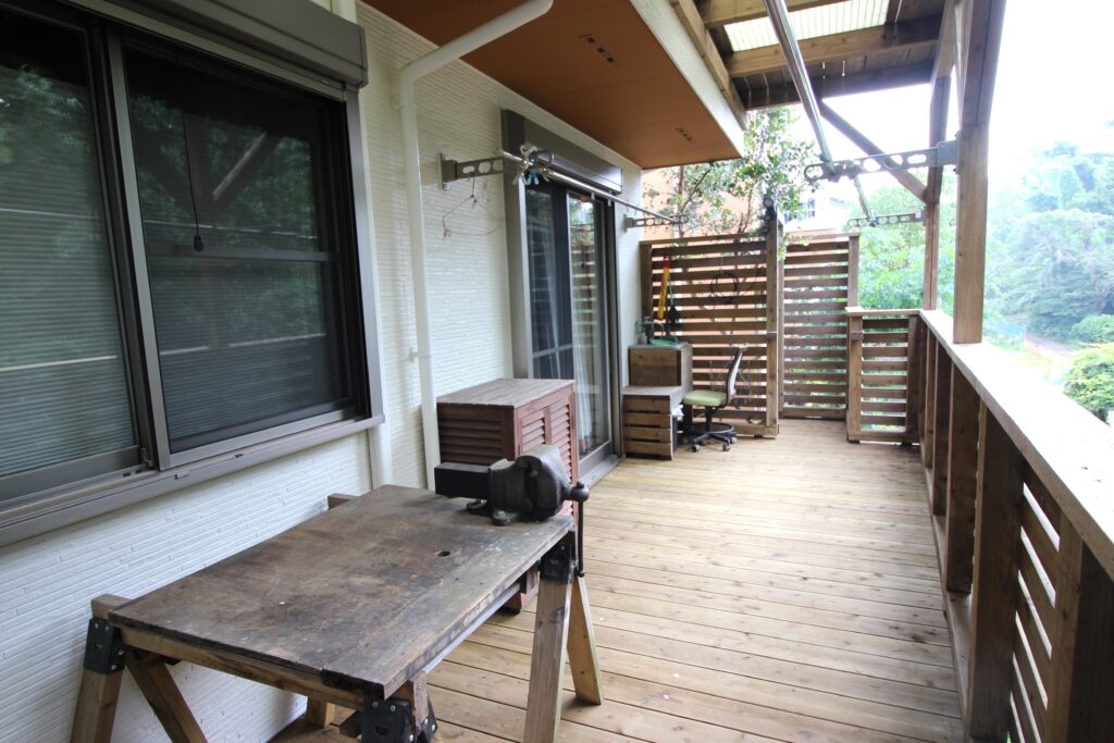 メンテナンスできるデッキ　傾斜地バルコニー　港北区