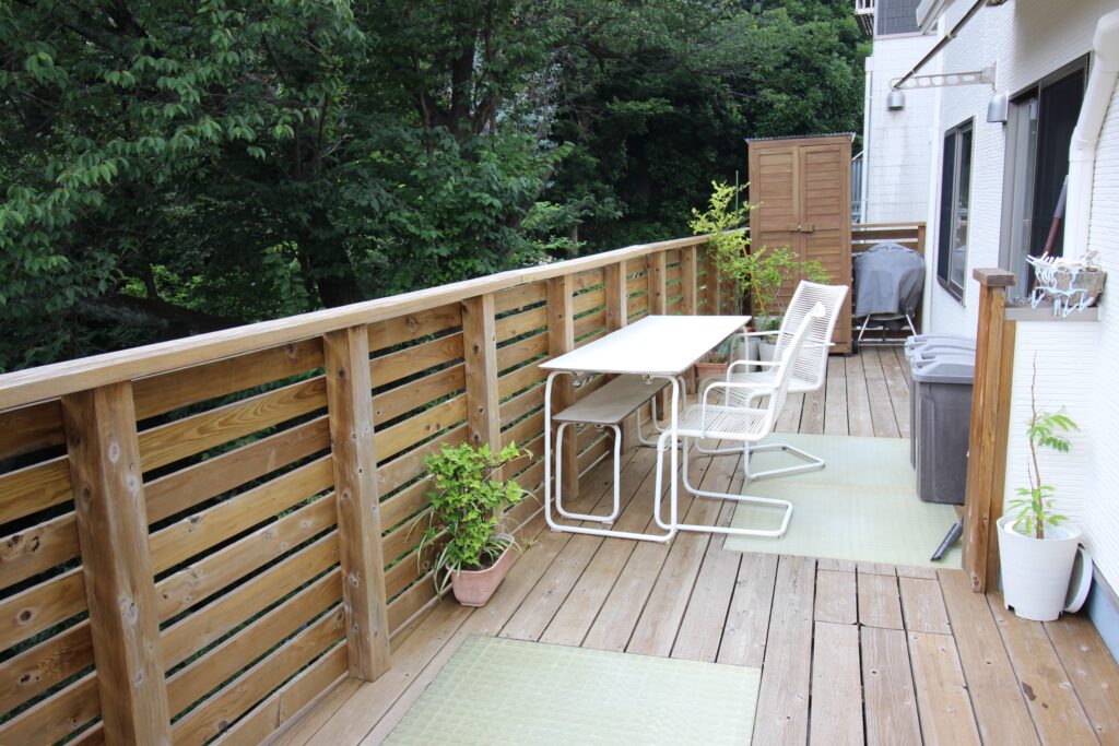 メンテナンス後のデッキ　傾斜地バルコニー　港北区