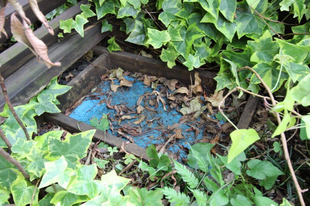 12年経過してもまだ腐らない散水栓の囲い　防腐下天然木　調布市