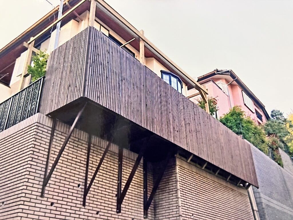擁壁から持ち出した木製バルコニー　鉄骨アングル　縦桟フェンス　横浜市