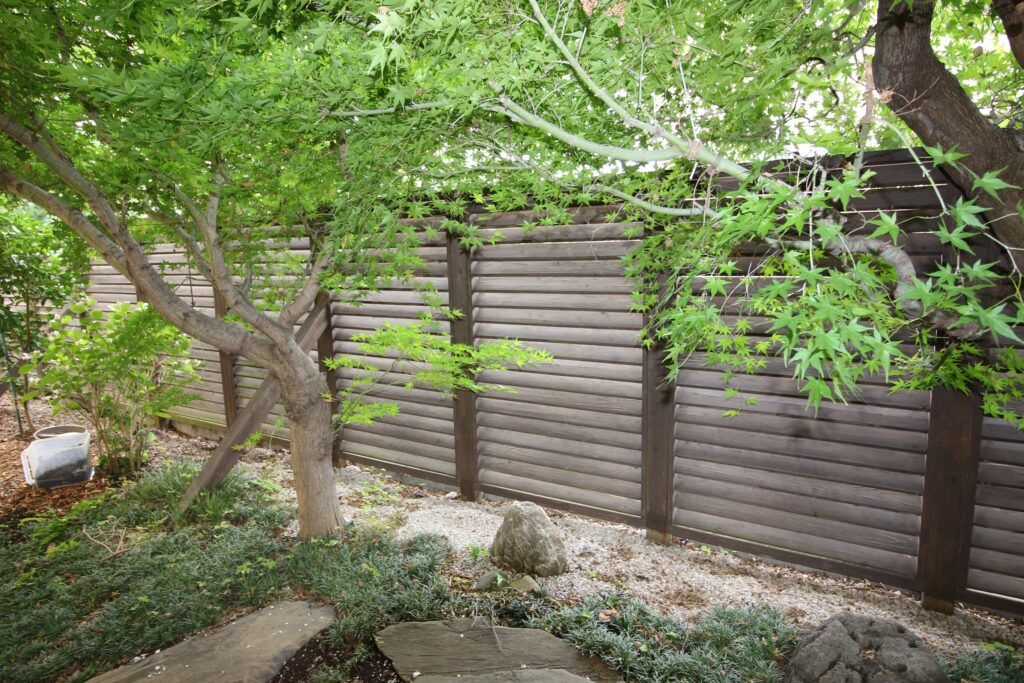 横ルーバーフェンス　防腐済み天然木製　調布市