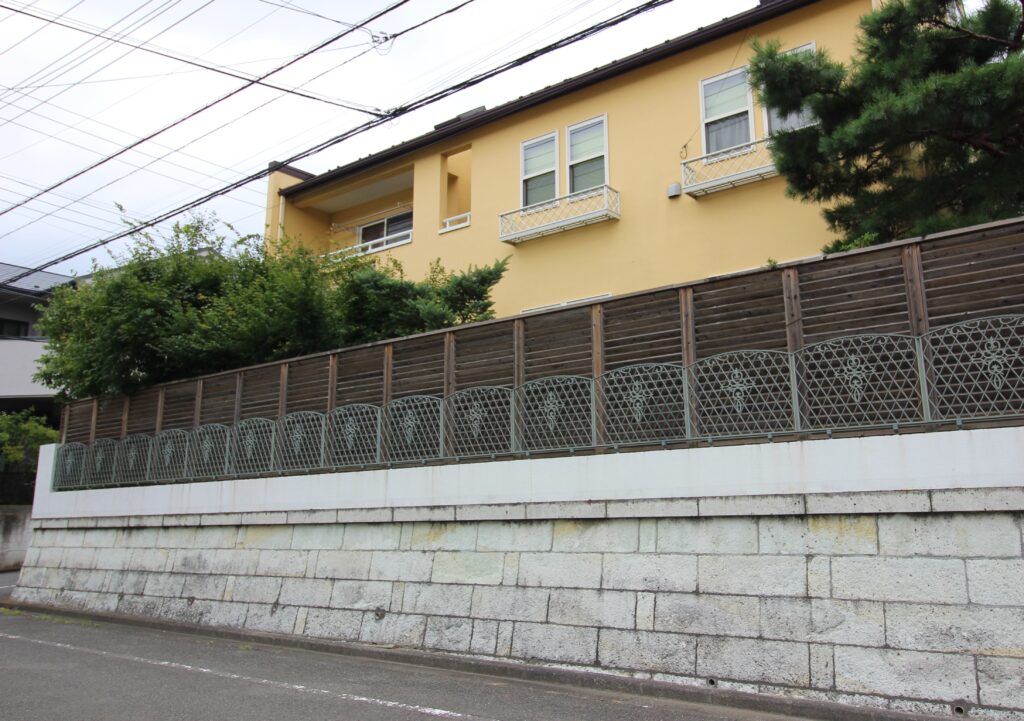 横ルーバーフェンス　防腐した天然木使用　調布市