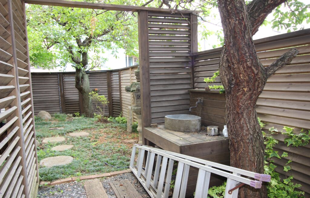 防腐した天然木ルーバーフェンス横張り　　調布市