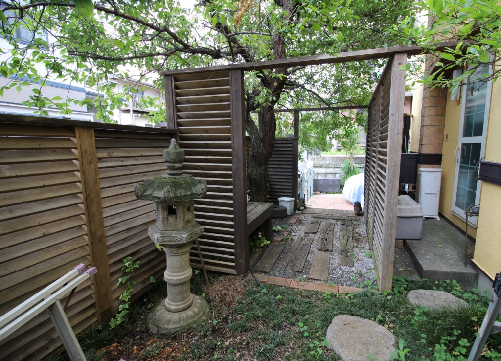 横ルーバーフェンス　防腐した天然木使用　調布市