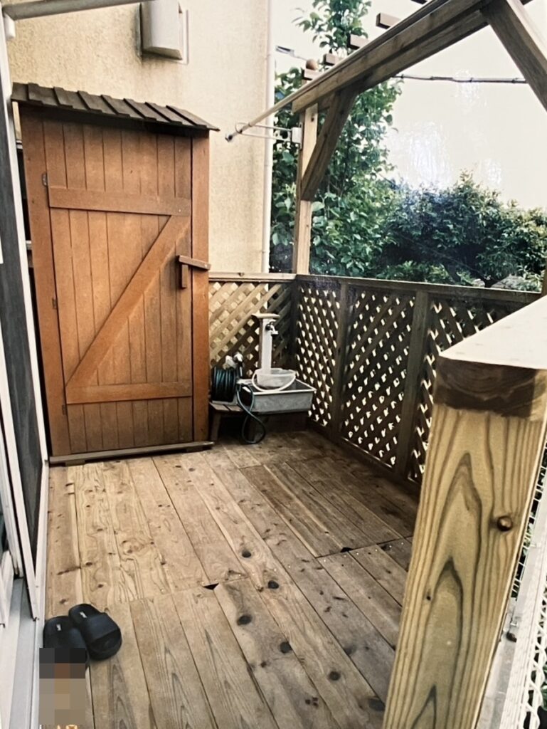 木製バルコニー　傾斜地　天然木に防腐加工　港北区