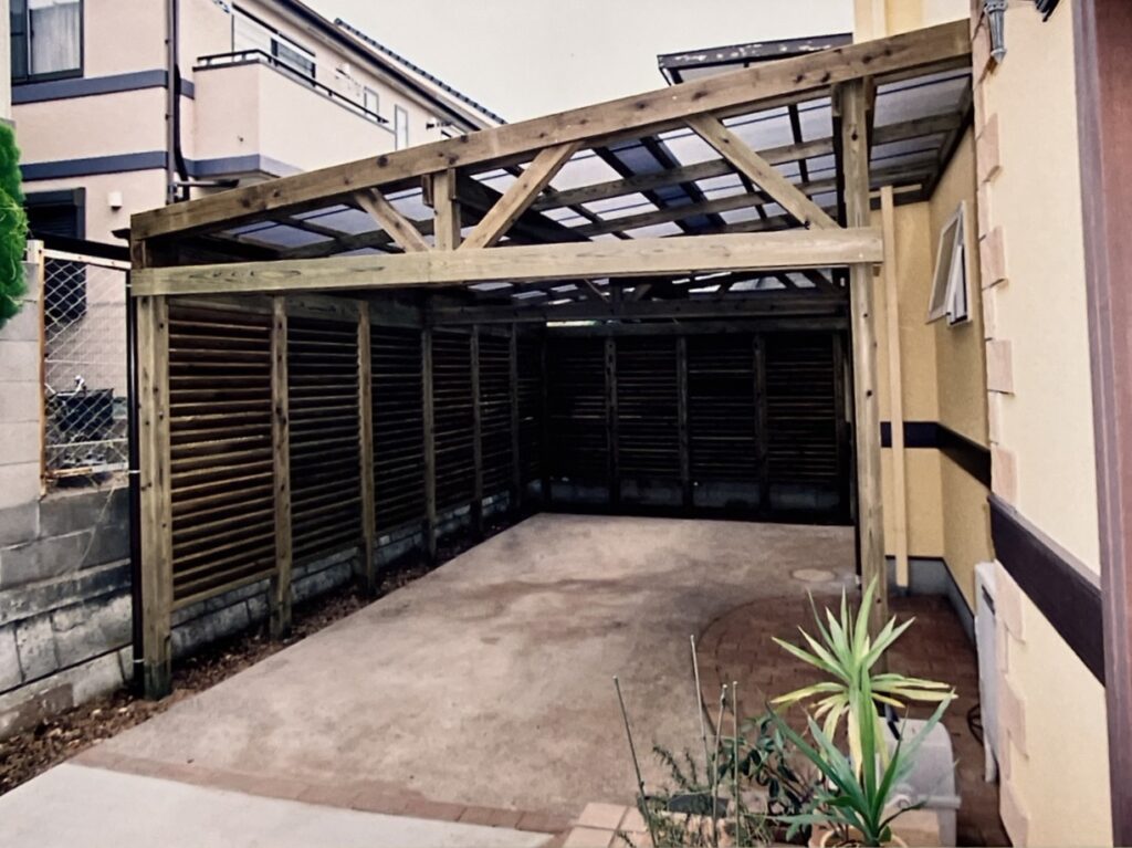 木製カーポートとルーバーフェンス　防腐防蟻処理の材木　調布市