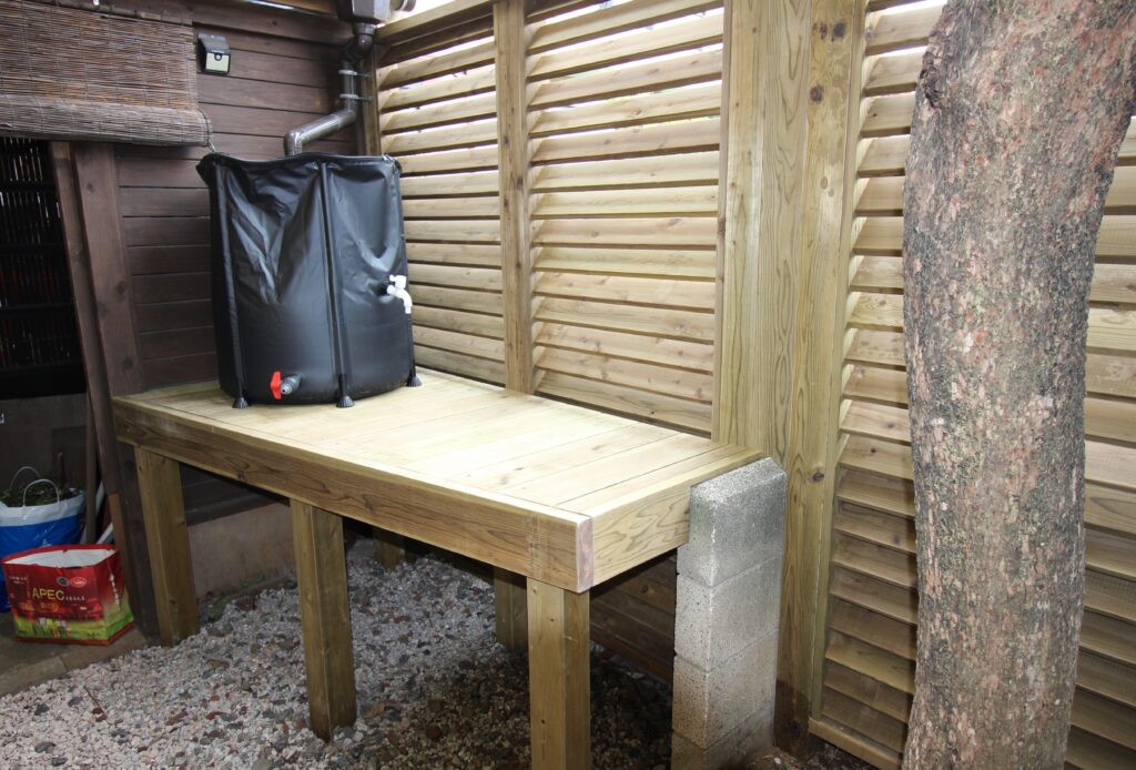雨水タンク置き場　防腐済みの天然木使用　調布市