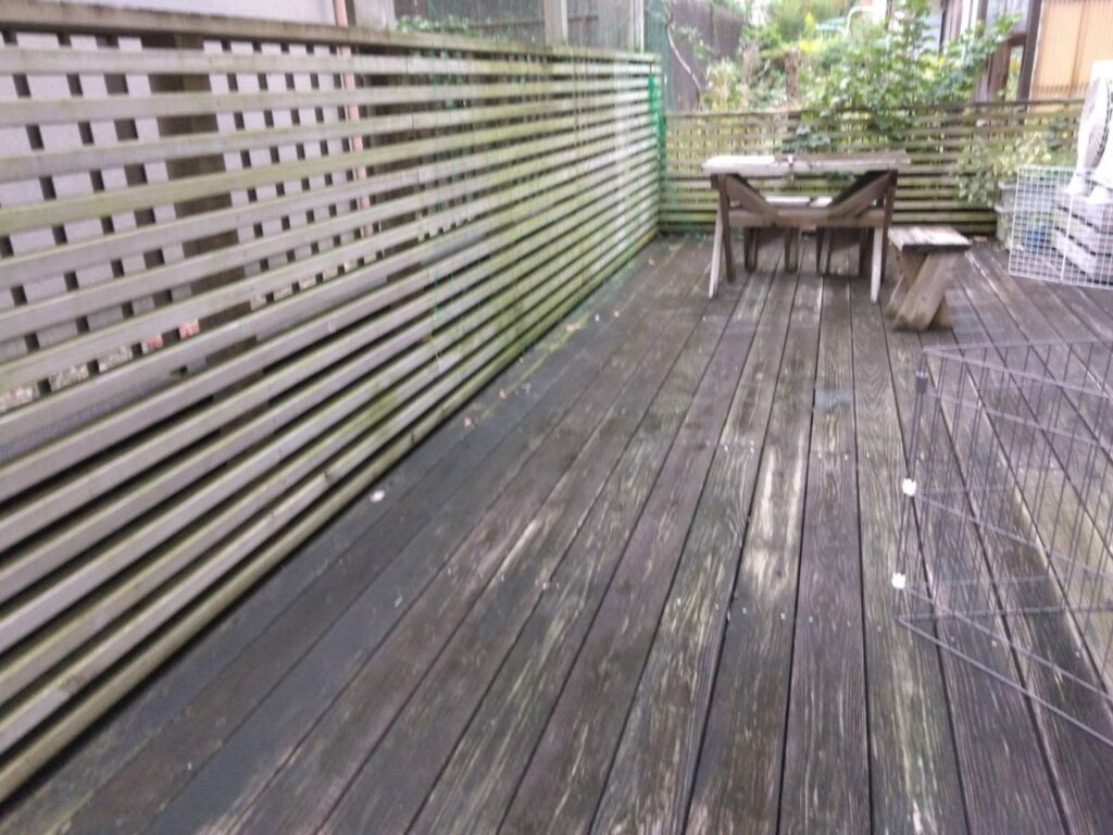 藻が黒くなって汚れたウッドデッキ。これから洗浄。横浜市青葉区