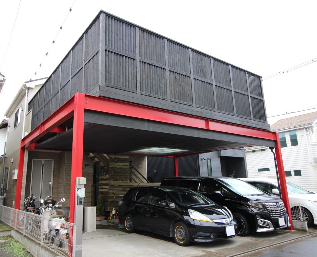 鉄骨（赤）と木部（黒）のツートンカラーがカッコいい車庫上デッキ。平塚市