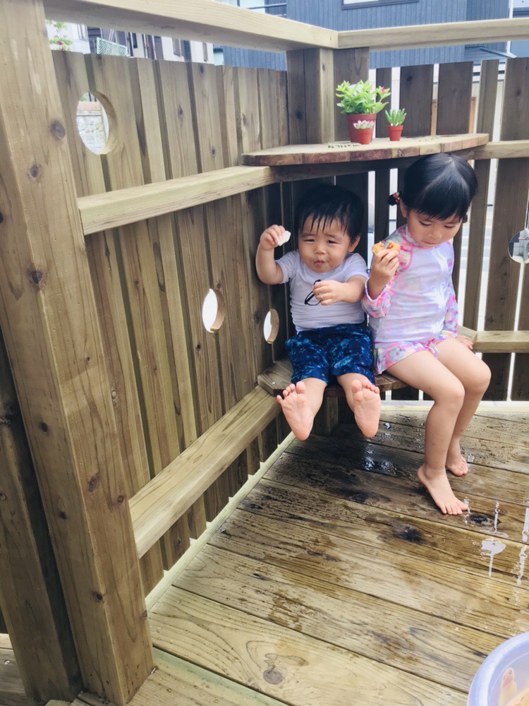 天然木バルコニの上でイスを取り合う子供達　横浜市都筑区