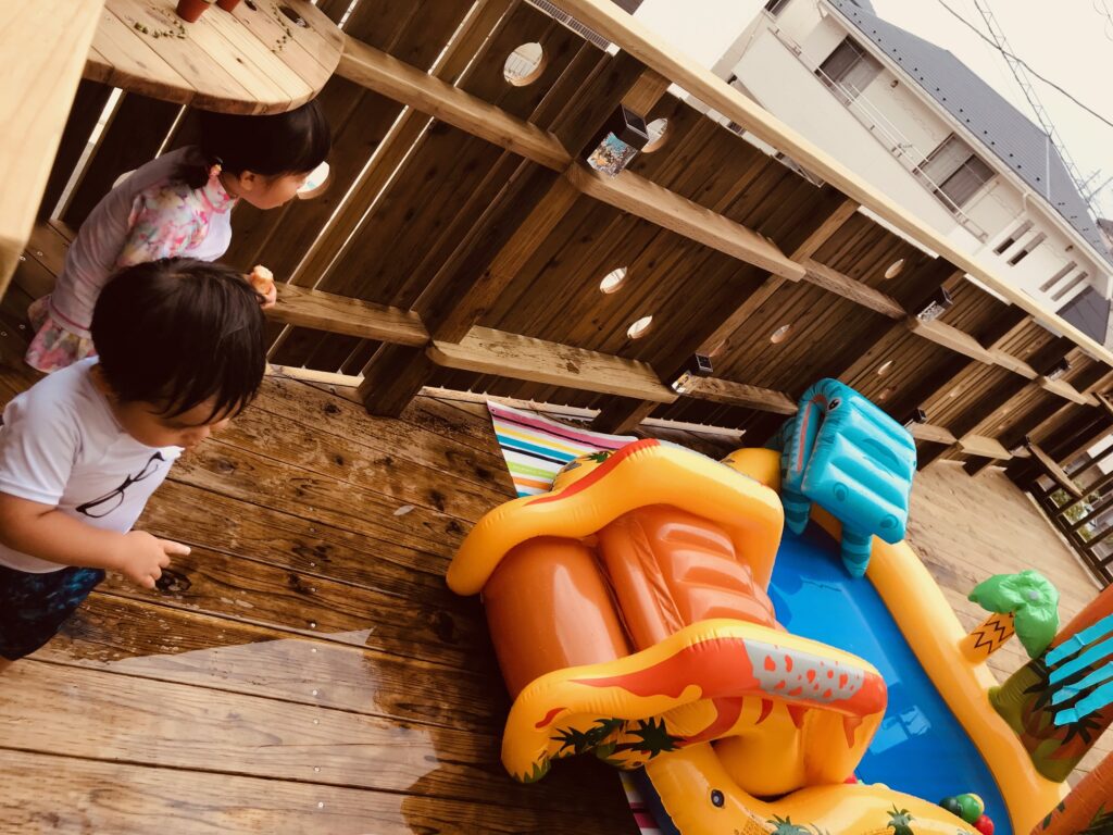 本物の木のバルコニーでプール遊び子供達　横浜市都筑区