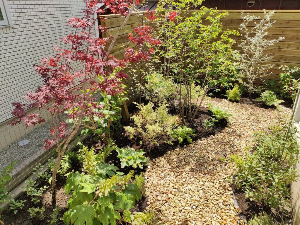 長持ちする天然木ウッドフェンスと紅葉したモミジなどの植栽