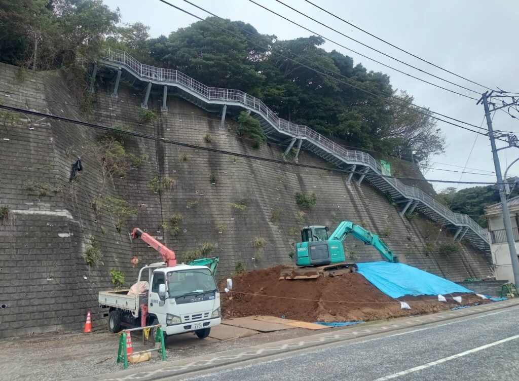 高波のとき避難所へ行く階段　城ヶ島