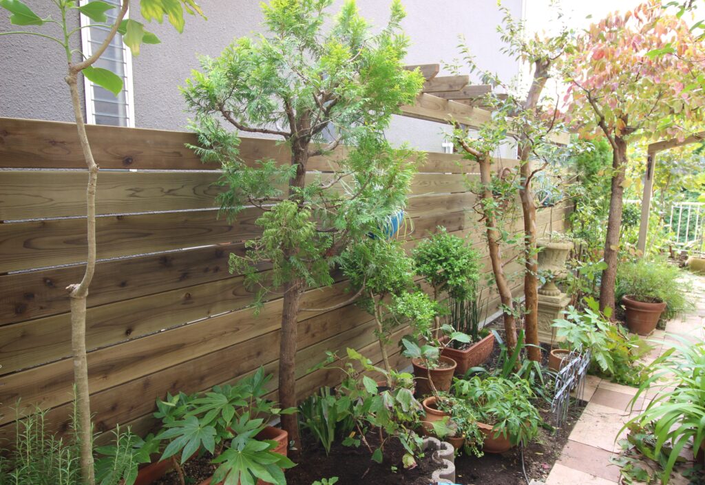 パーゴラ付きウッドフェンス 天然木 腐りにくい 御手入れ簡単