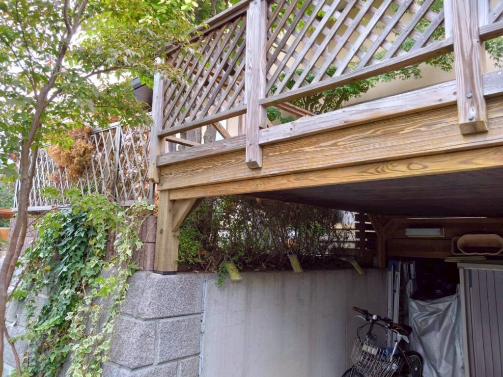 車庫上デッキの左側の柱を交換後