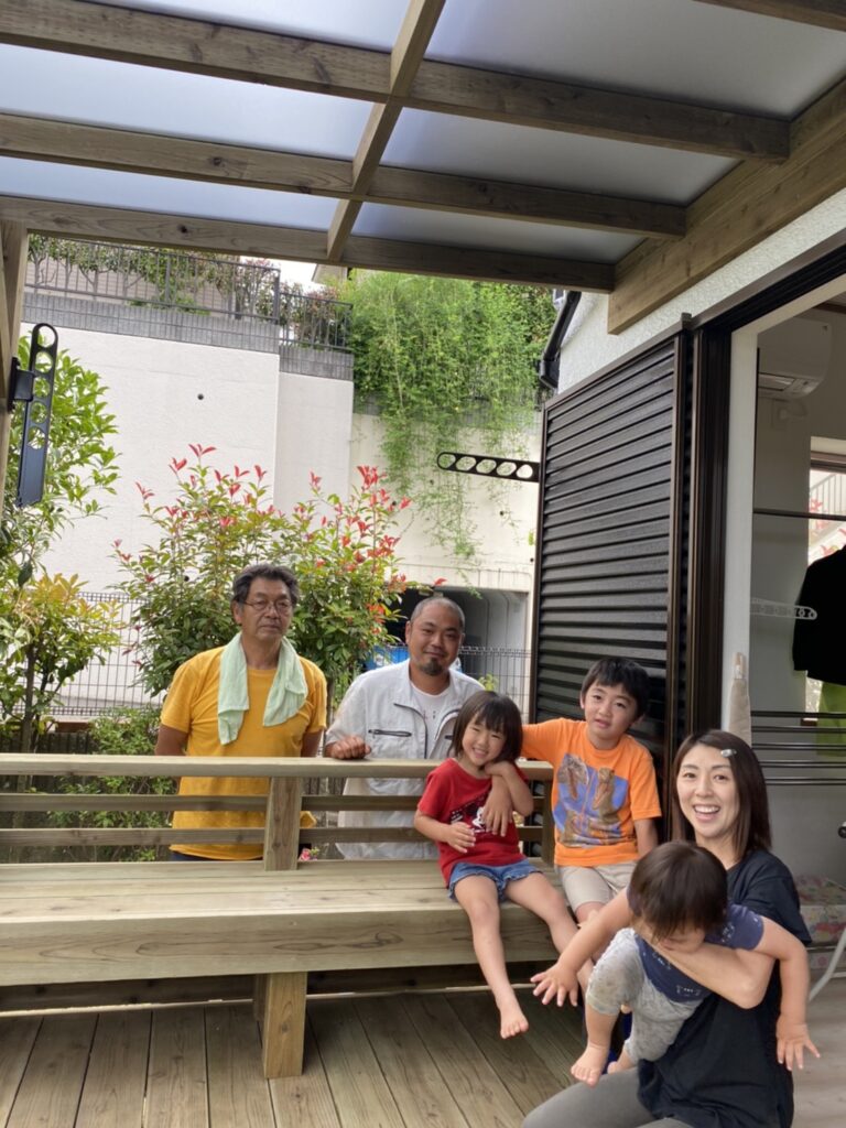 国産スギでも長持ちするデッキでお客様と施工スタッフの写真　町田市