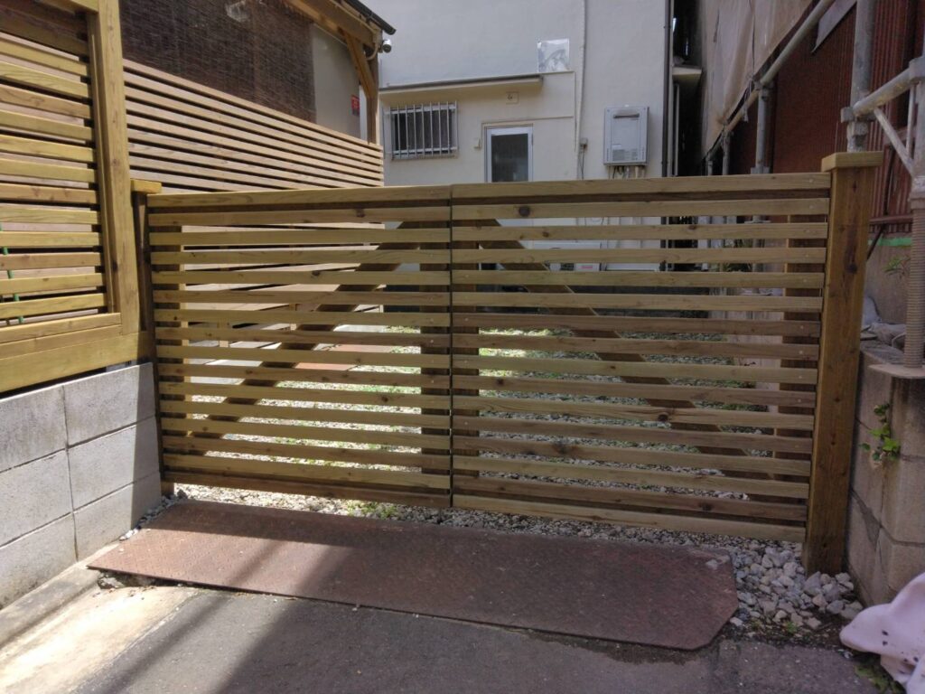 長持ちする材木を使った両開き扉　葛飾区