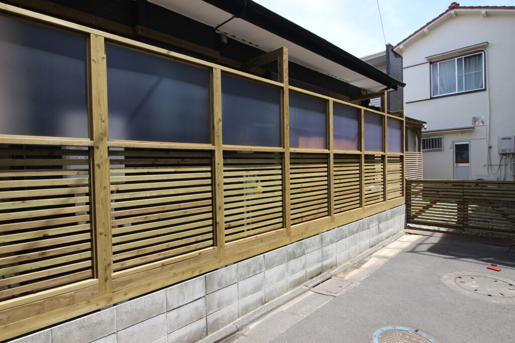 天然木とポリカーボネイト平板を組み合わせたフェンス　葛飾区