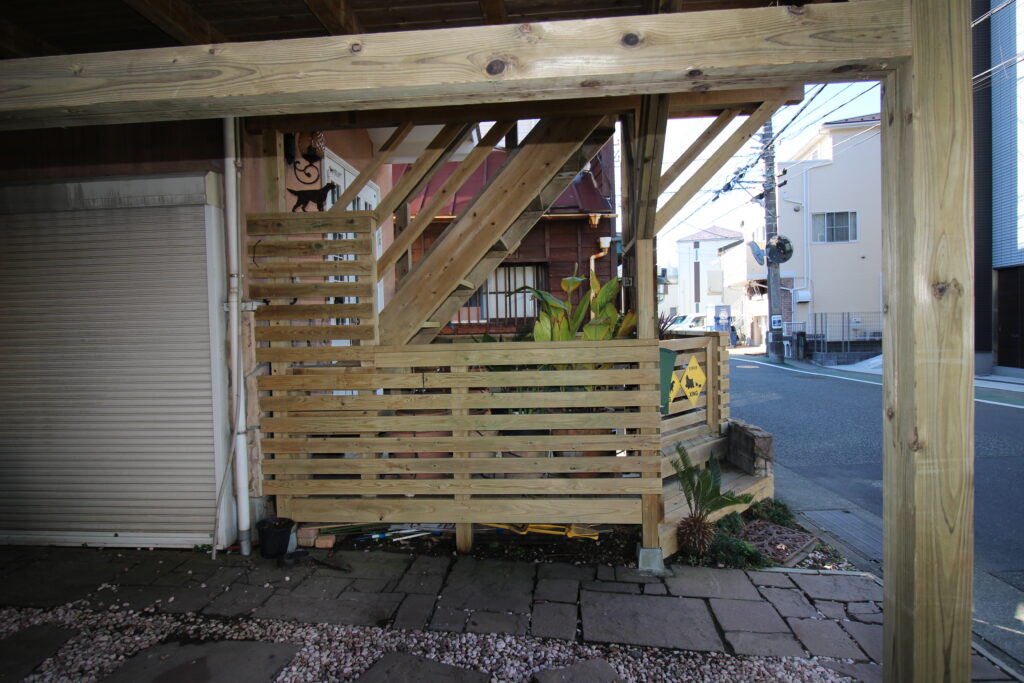 洗浄してくれいになったウッドフェンス　鎌倉市