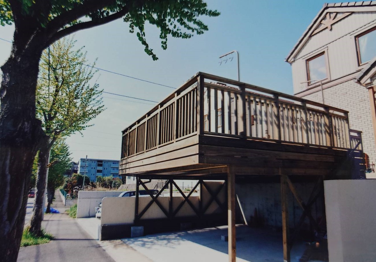 横浜市青葉区、ガレージデッキ（車庫上ウッドデッキ）、高耐久処理木材で施工