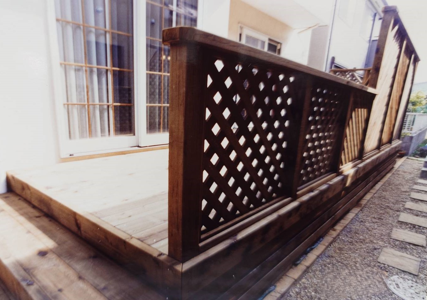 社員職人が手掛けた、横浜市青葉区のお庭全面ウッドデッキ施工例。高耐久処理国産材使用で安心。 