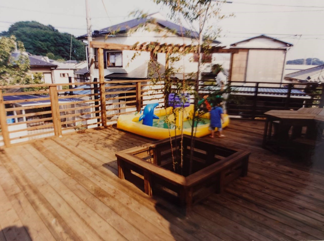くつろぎの空間に生まれ変わった横浜市栄区の庭。広々としたウッドデッキにお客様大満足 