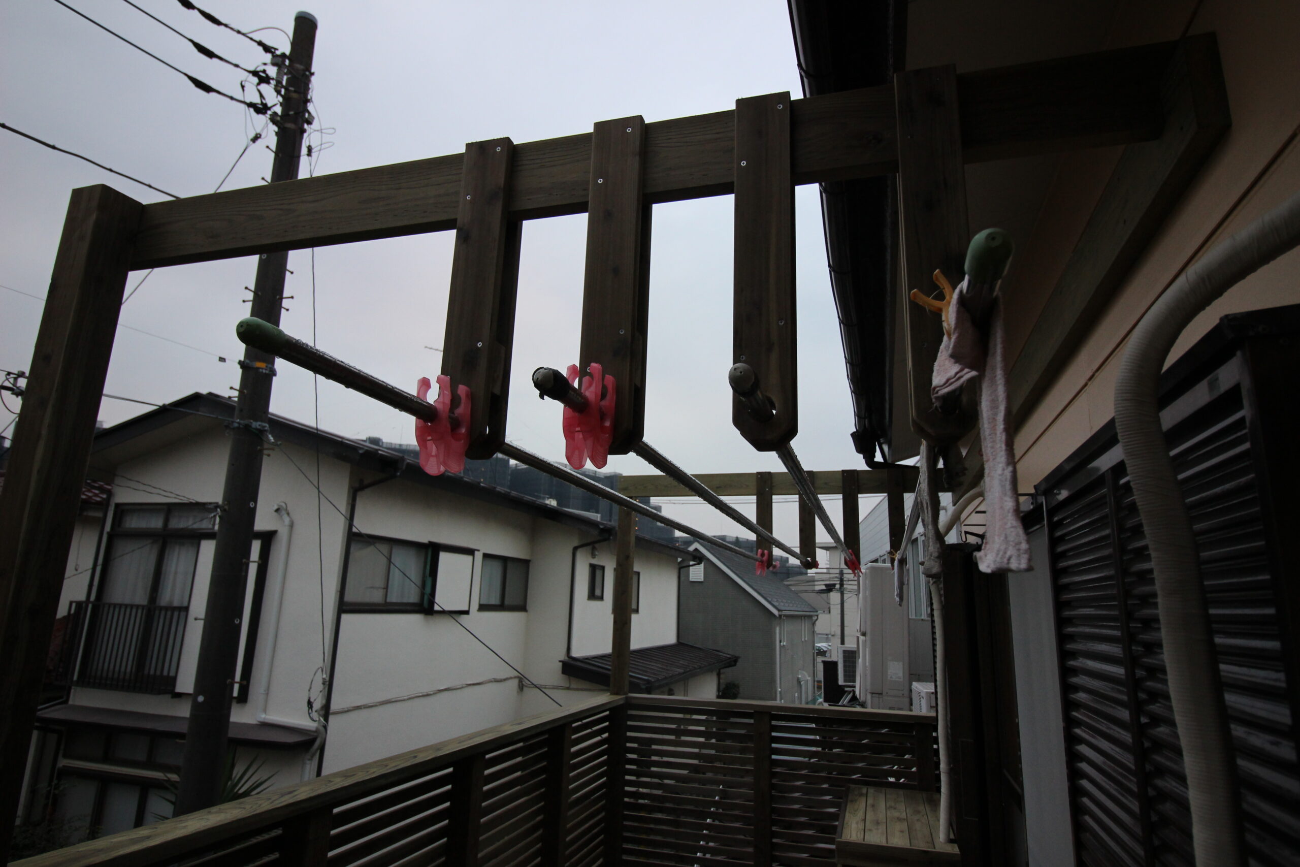 洗濯物干しの受けをウッドで加工、世田谷区