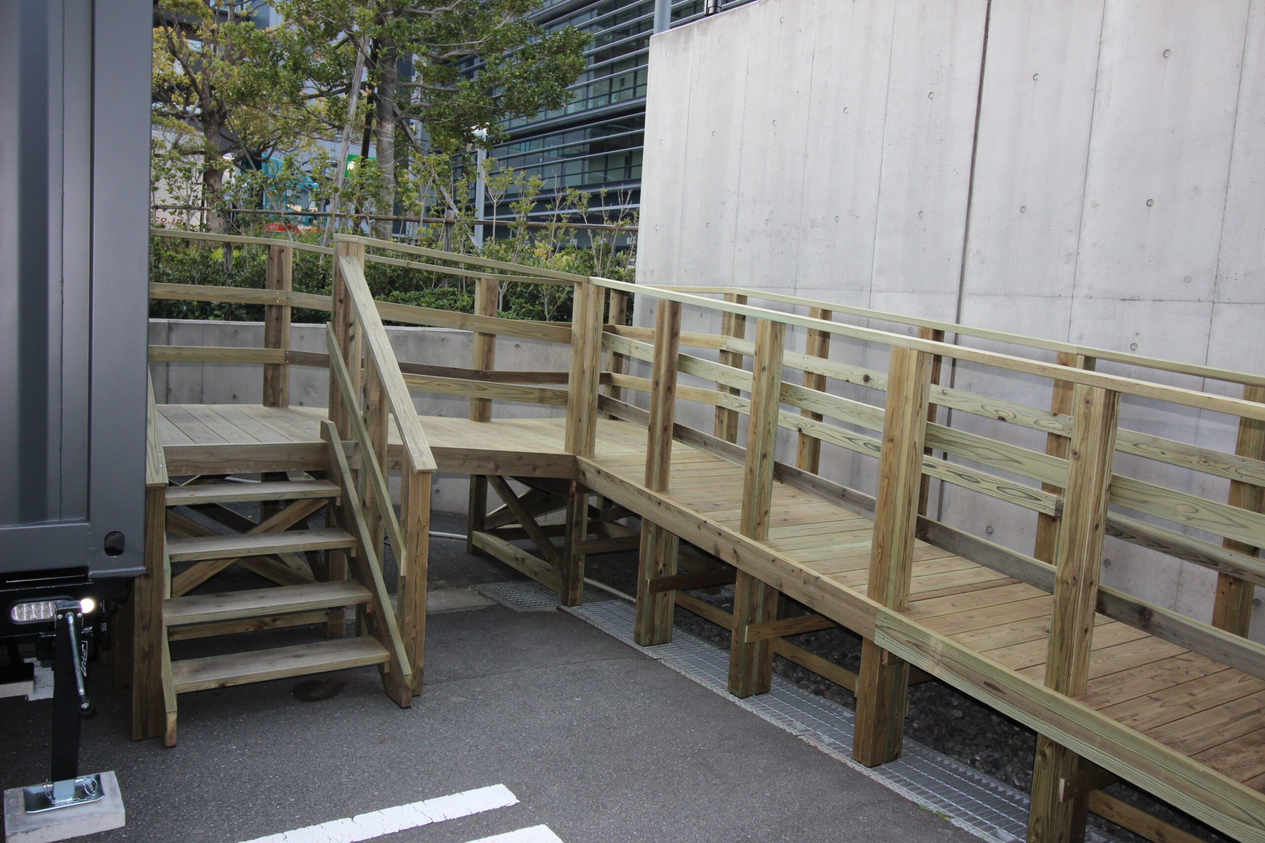 自社製作の国産木材で仕上げた歩道用スロープ。バリアフリーにも対応する高耐久仕様