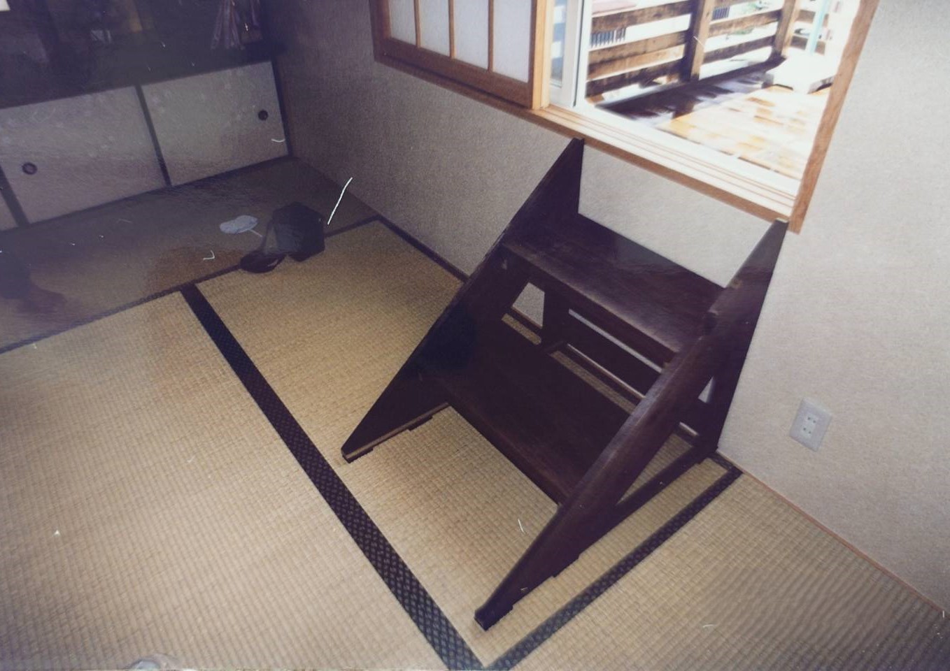 横浜市緑区のオール木製の車庫上デッキ（カーポートデッキ）、室内から入る移動式木製階段