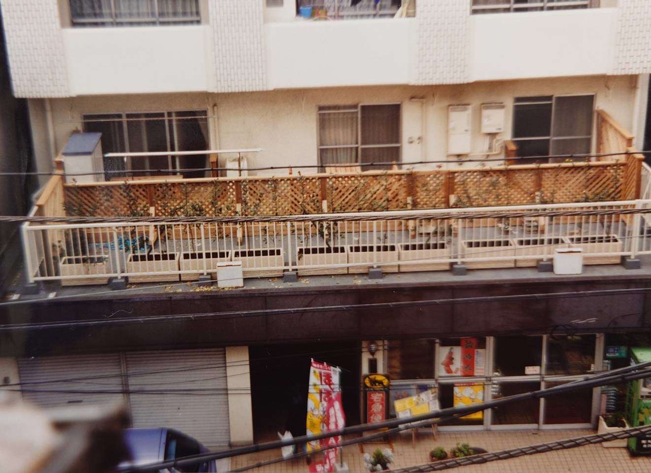 新宿区のバルコニー上のウッドデッキ