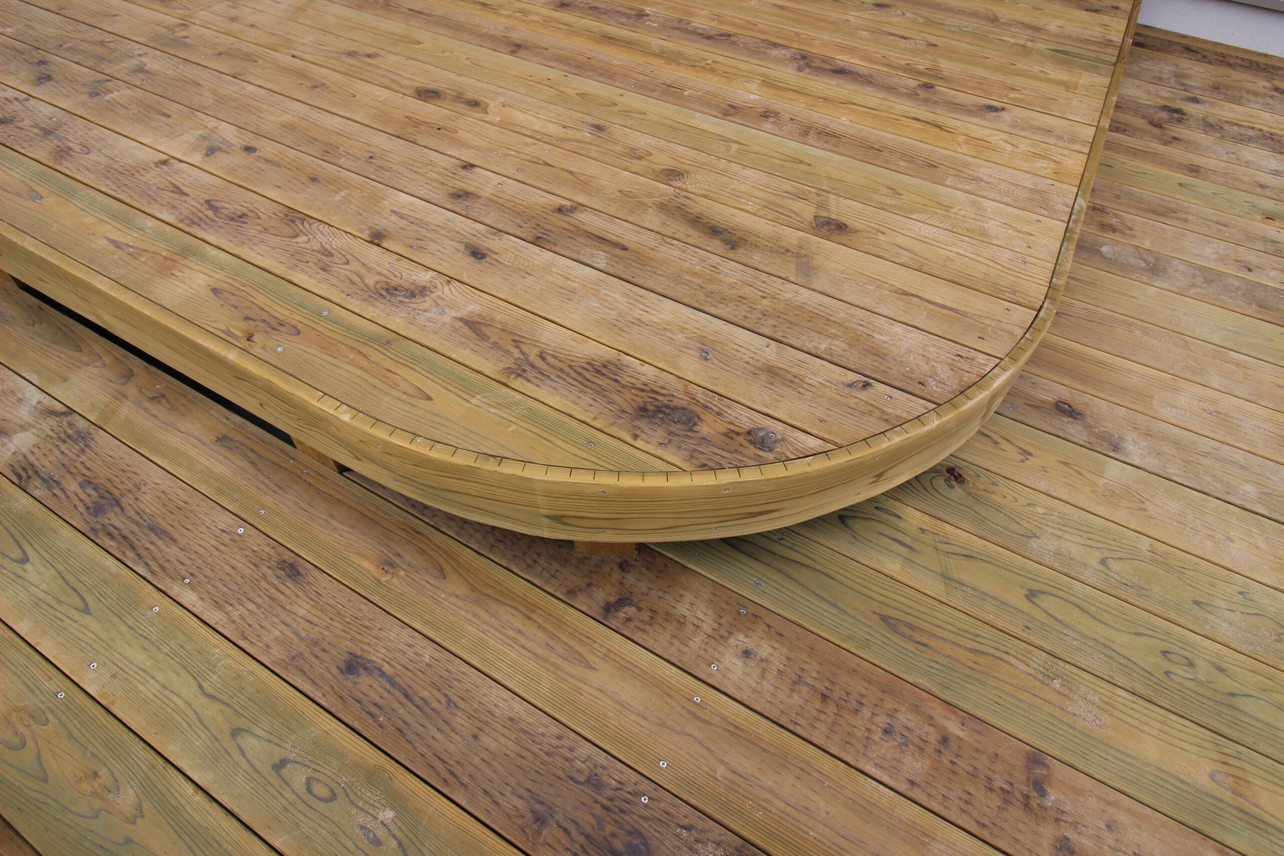 千葉県香取郡のアールがきれいなウッドデッキ