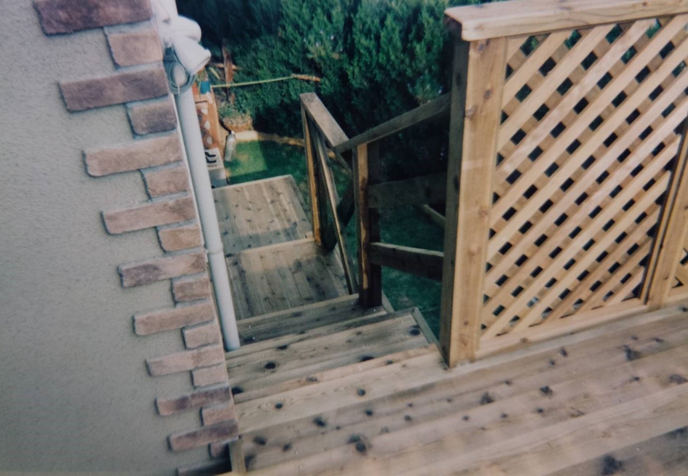 高耐久処理の国産天然木、車庫の上ウッドデッキ