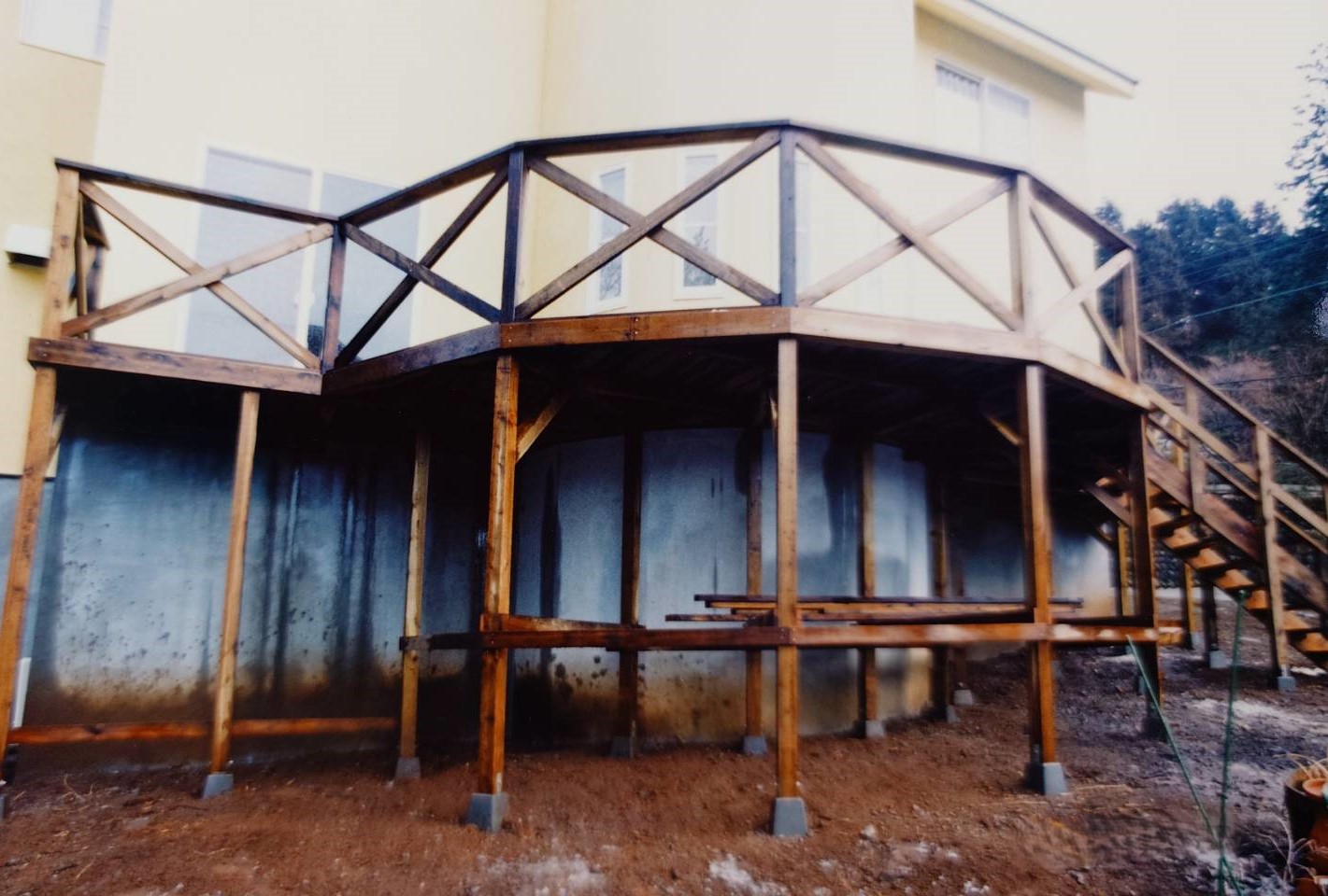 高基礎で、一階のウッドデッキ、2階のバルコニーのようだが