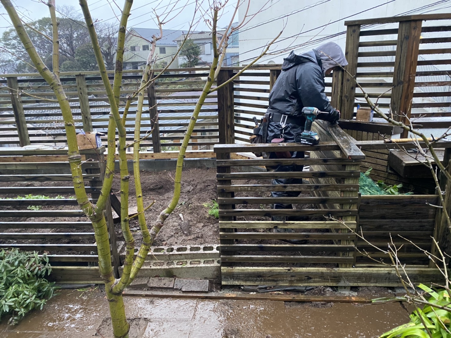 雨中の木製フェンス作り・・横浜市中区