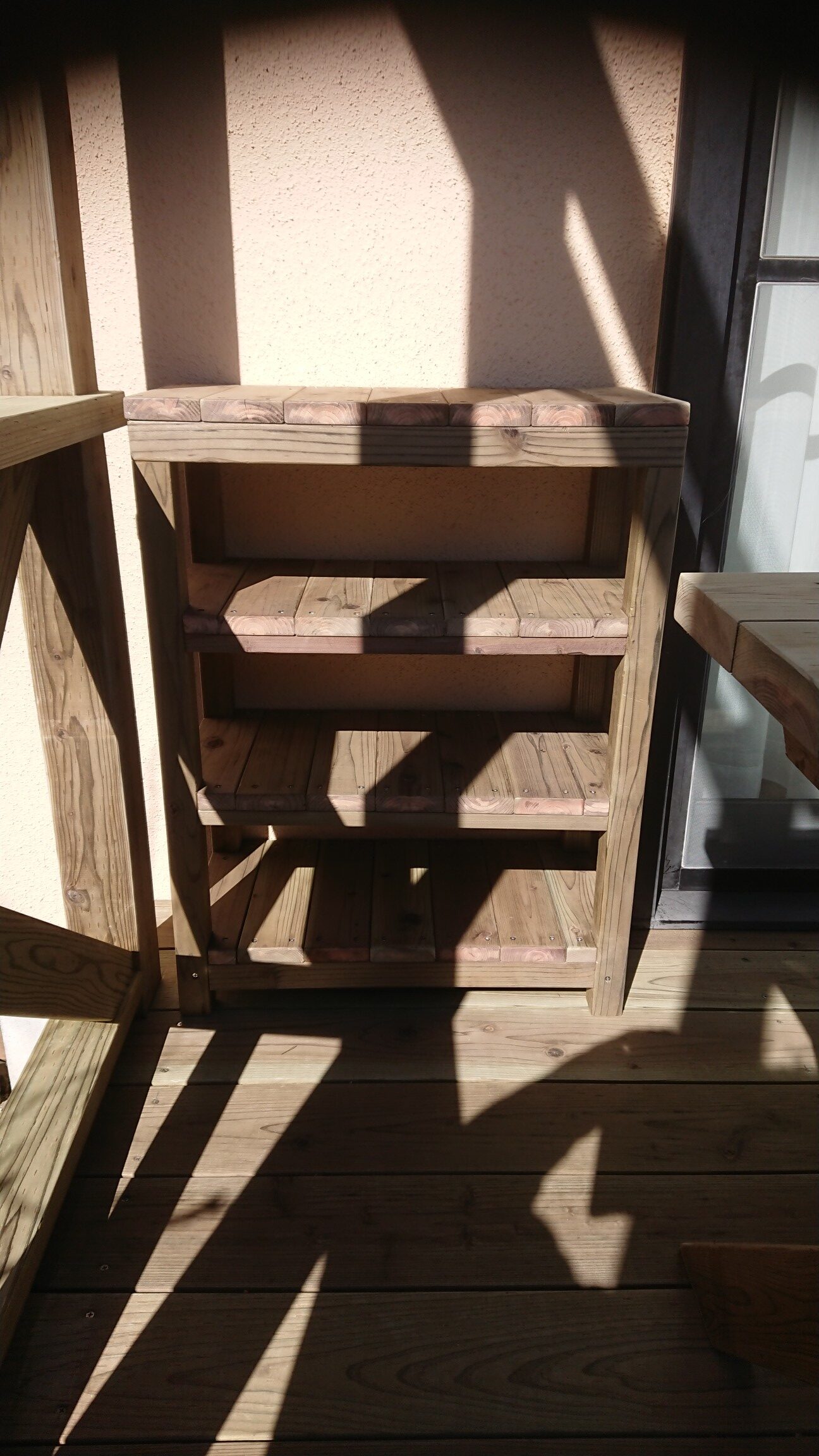 鎌倉市のウッドデッキ上の木製棚