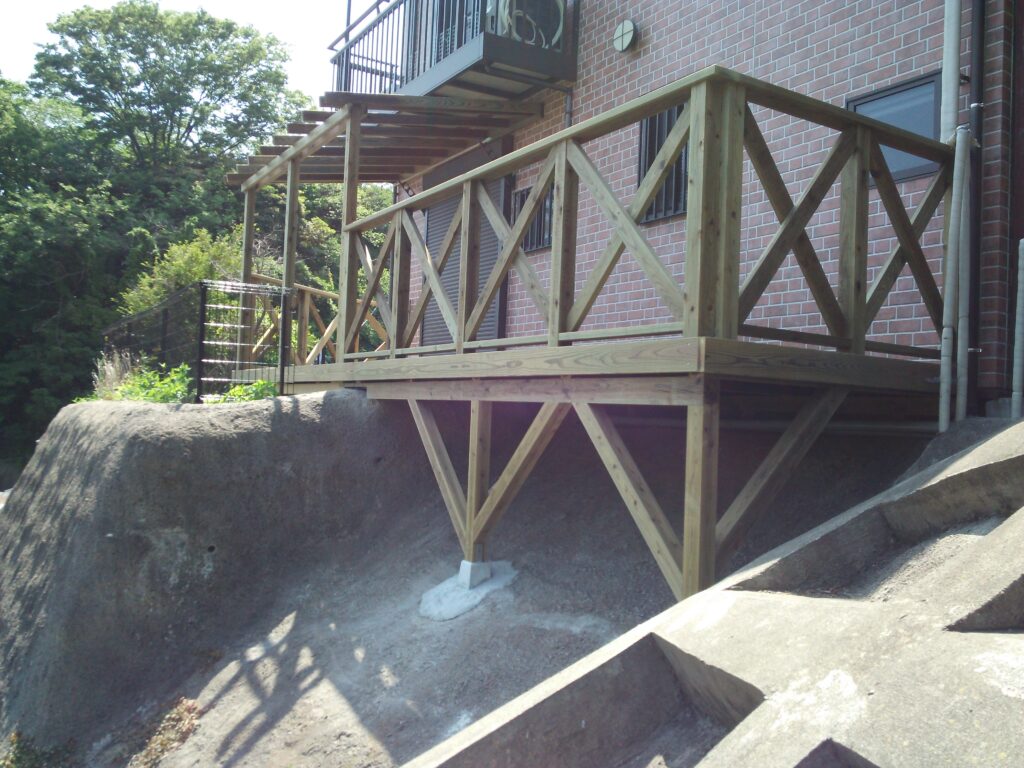 横須賀市の斜面地・傾斜地のウッドデッキ