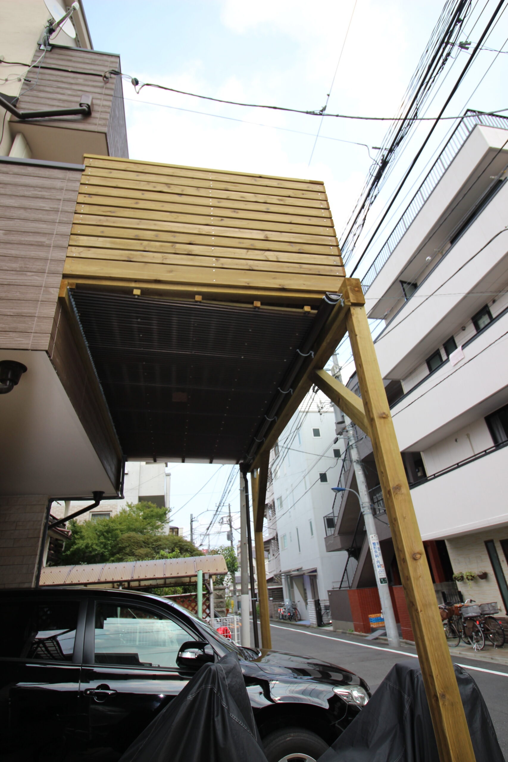 三鷹市の腐りにくい耐久処理木材の木製バルコニー兼車庫上デッキ