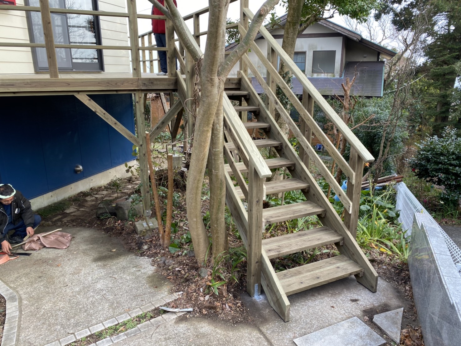 高耐久処理の国産材のLBウッド、ウッドデッキ・・東伊豆町の別荘のウッドデッキ。自然・天然の素材感