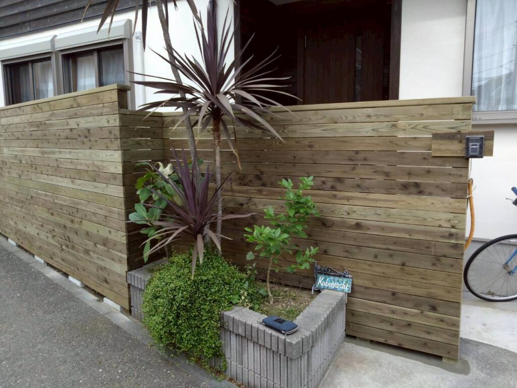 湘南のウッドフェンス、三浦郡葉山町、木目のある国産材の天然木は耐久処理のLBウッド、自社施工