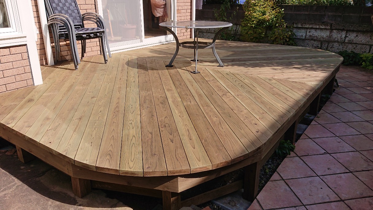 中央から放射状に床板が張られている